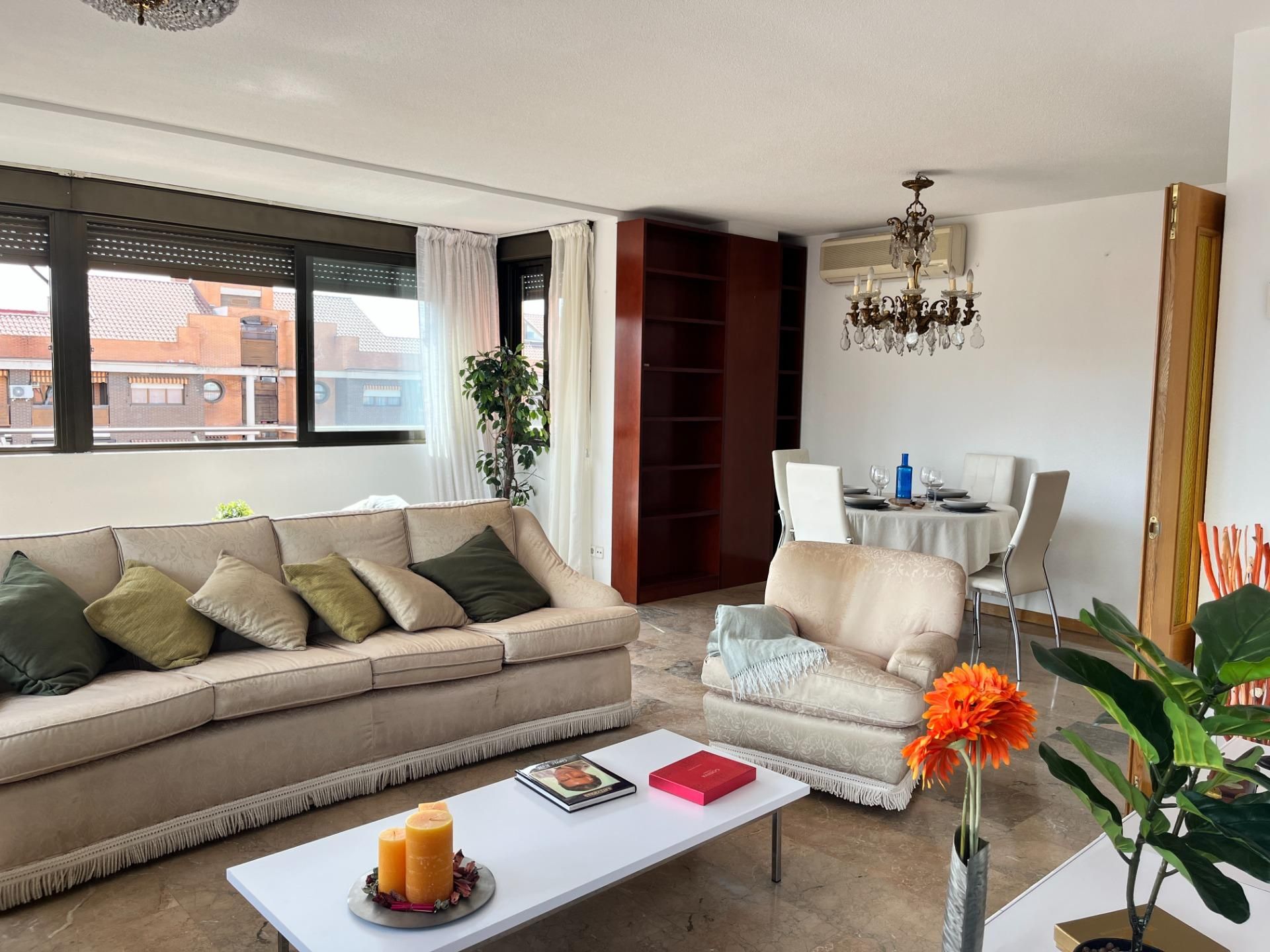 Sala d'estar de Àtic en venda en Tres Cantos amb Aire condicionat, Calefacció i Jardí privat