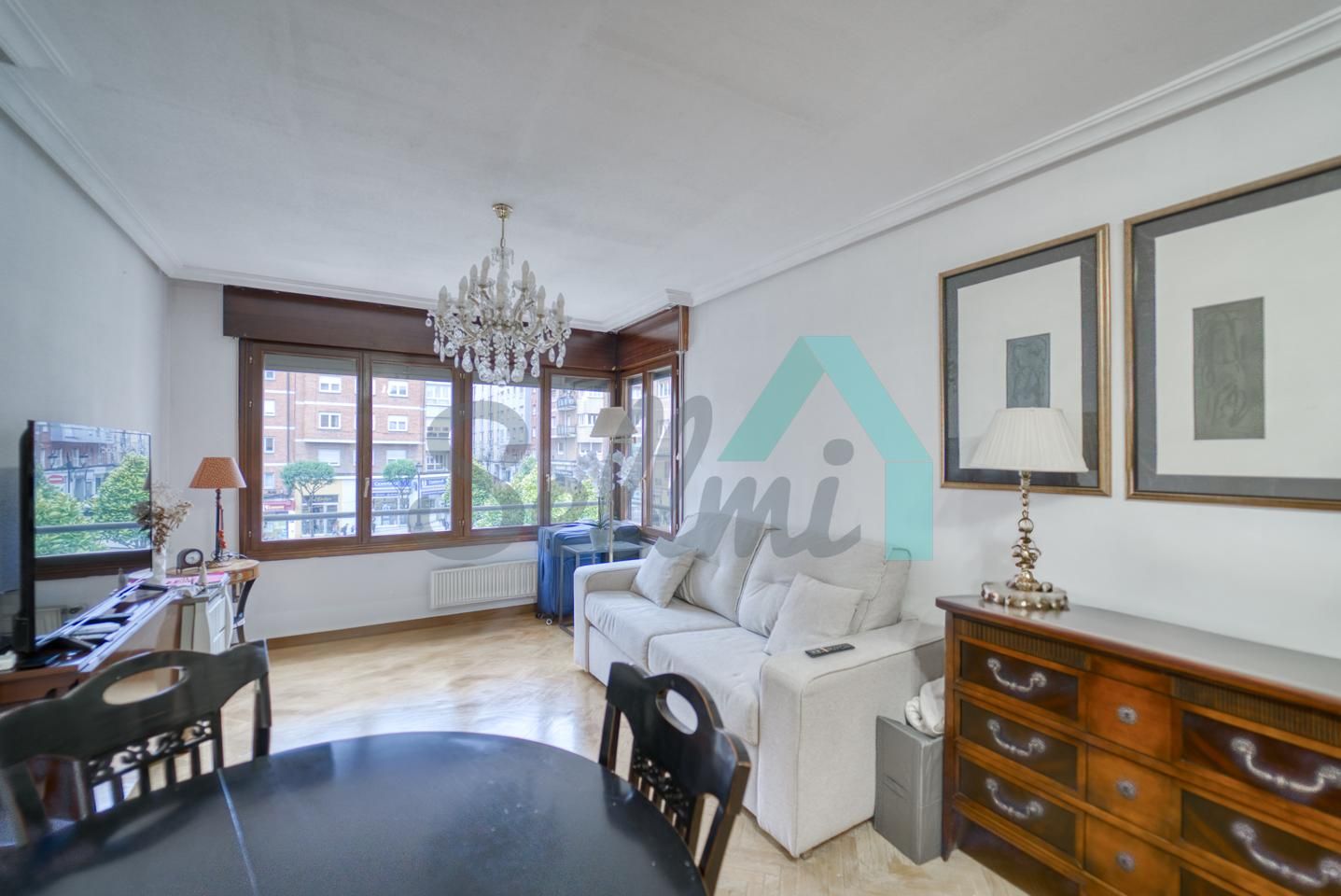 Sala d'estar de Pis de lloguer en Oviedo  amb Calefacció, Parquet i Terrassa