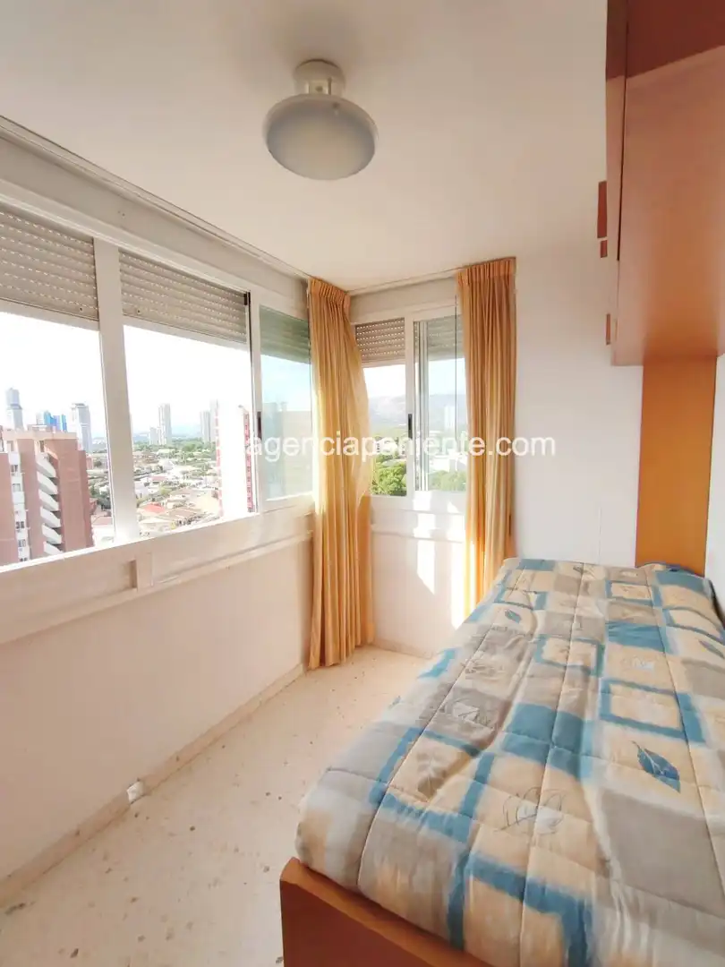 Habitación de Apartamento de alquiler en Benidorm con Aire acondicionado, Terraza y Amueblado