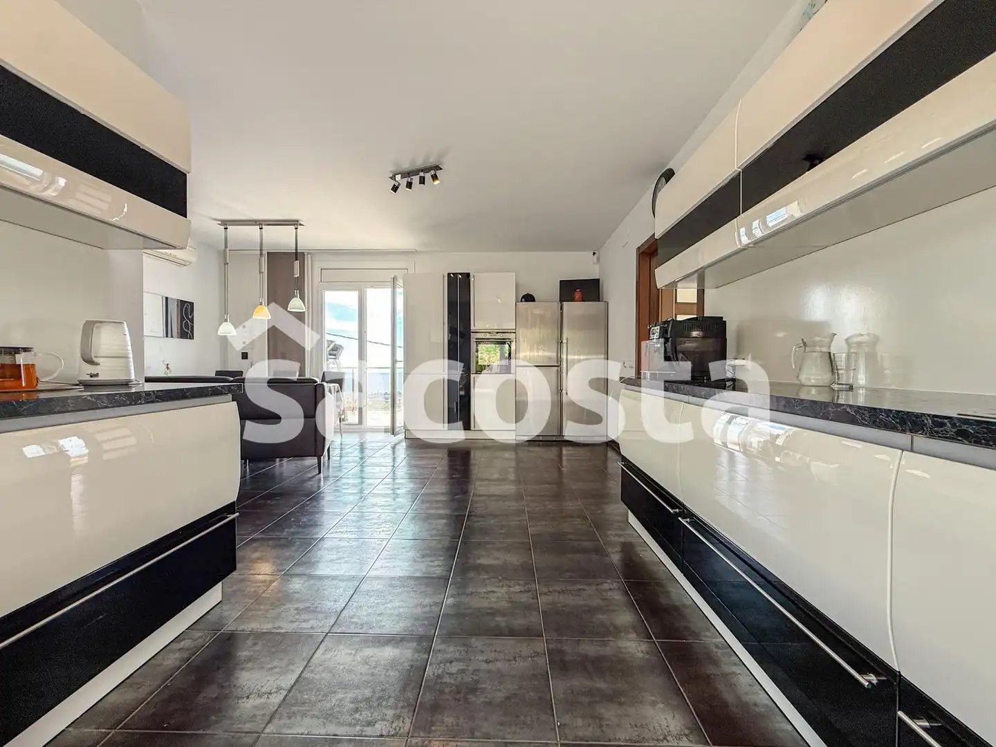 Küche von Haus oder Chalet zum Verkauf in Lloret de Mar mit Klimaanlage, Heizung und Privatgarten