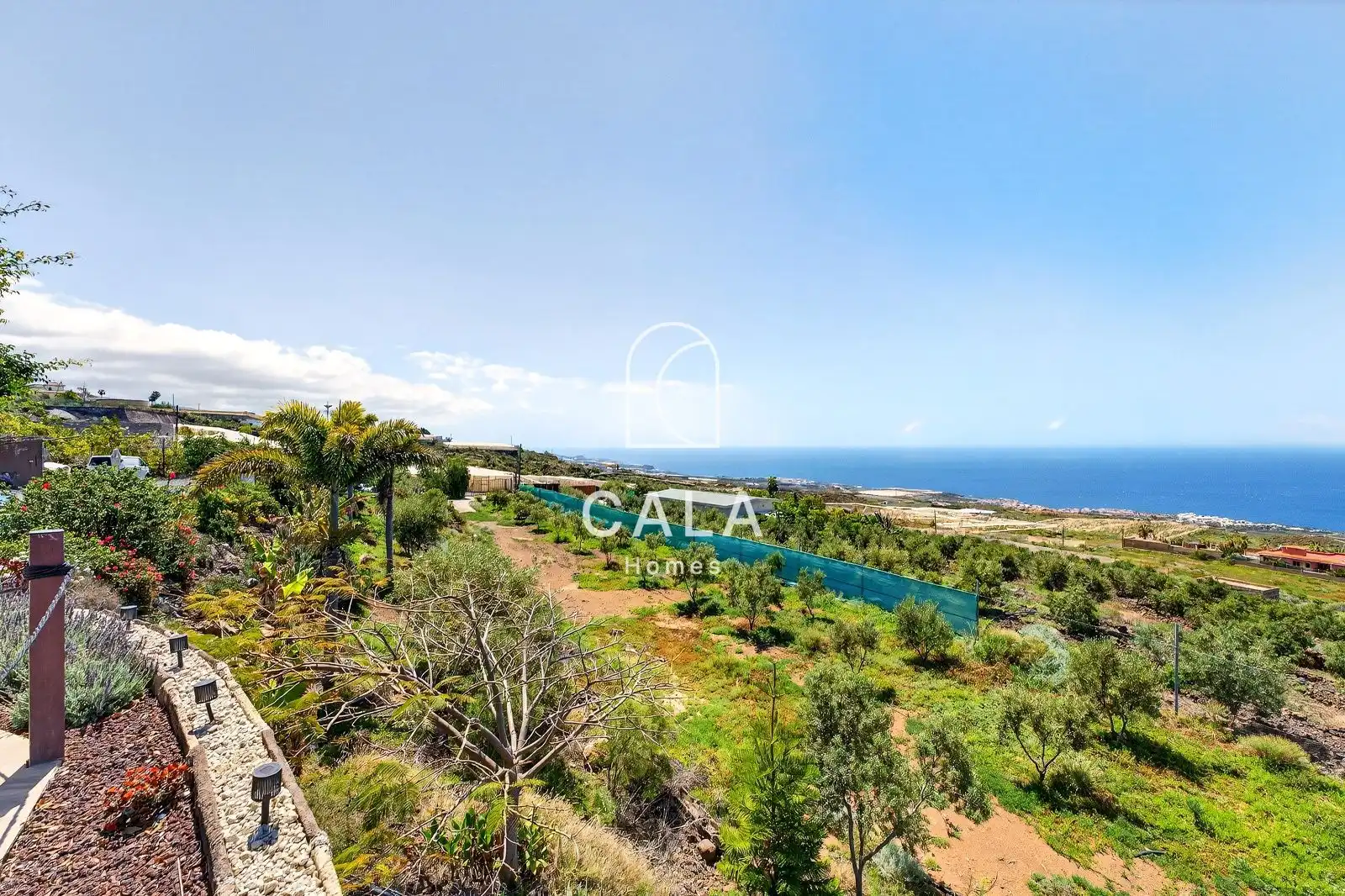Vista exterior de Casa o xalet en venda en Guía de Isora amb Jardí privat, Terrassa i Traster