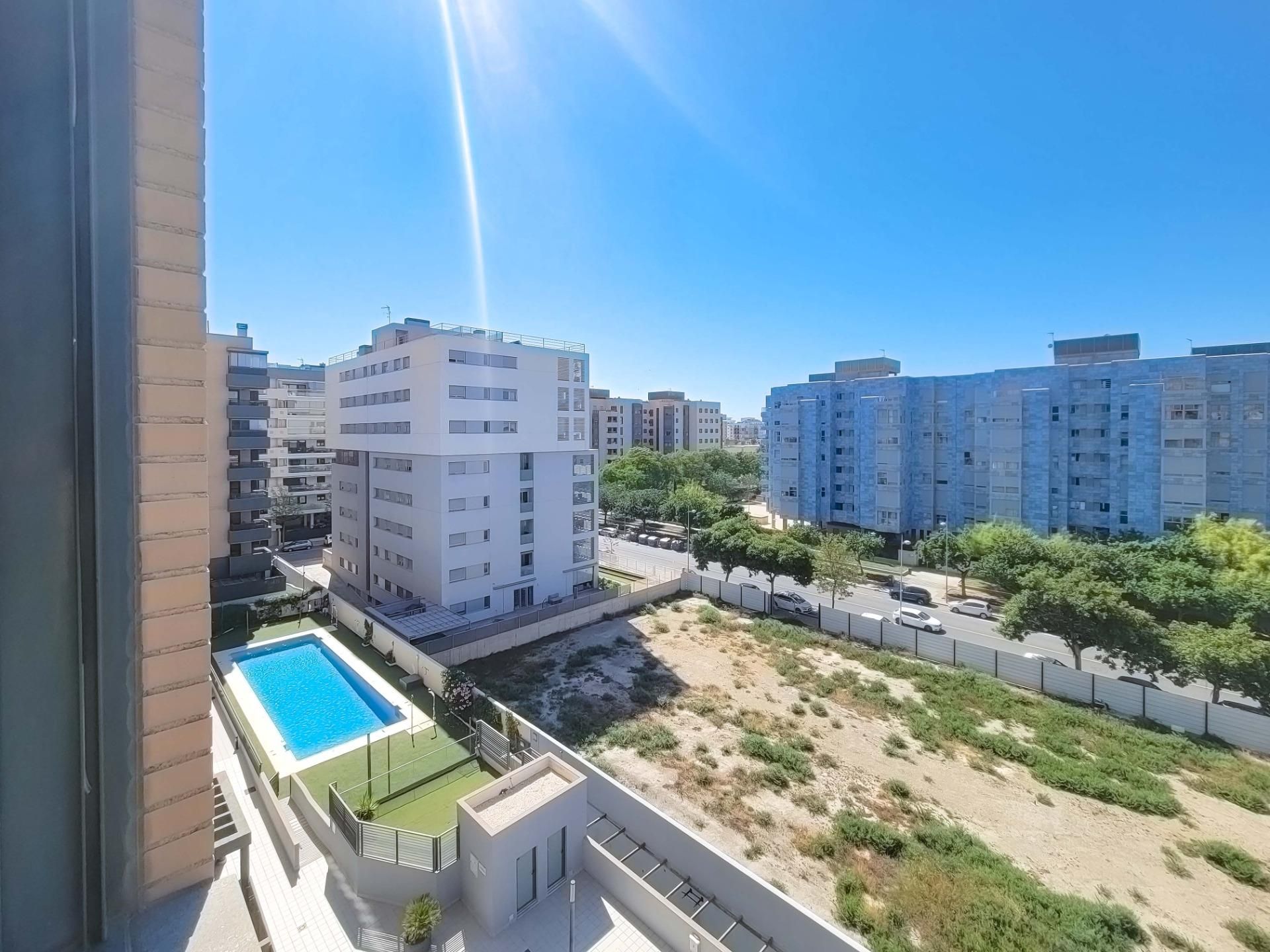 Vista exterior de Pis en venda en  Almería Capital amb Aire condicionat, Jardí privat i Parquet
