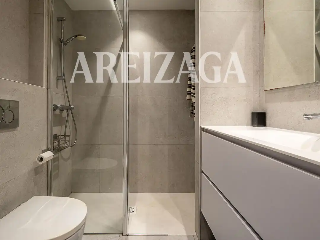 Baño de Piso en venta en Donostia - San Sebastián  con Calefacción y Balcón