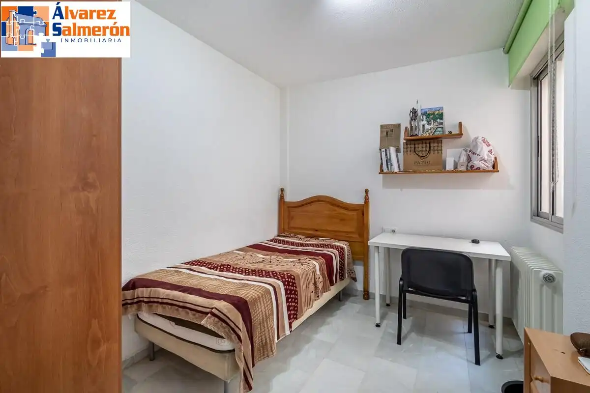 Bedroom of Flat for sale in Granada  with Heating and Storage room