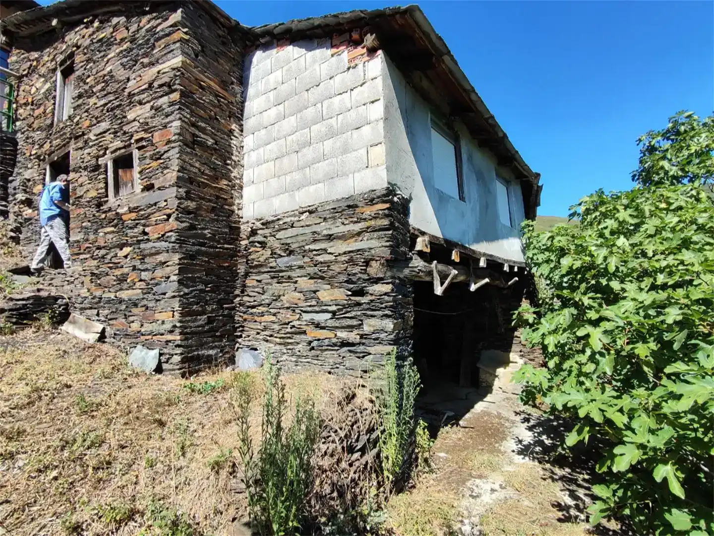 Vista exterior de Finca rústica en venda en Oencia amb Balcó