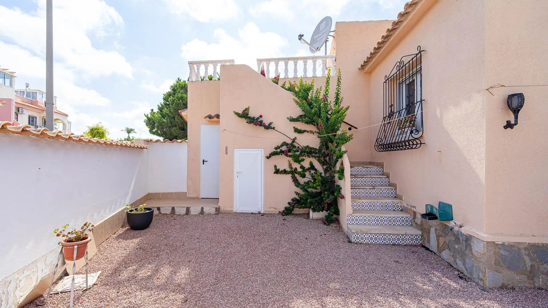 Vista exterior de Casa o chalet en venta en Orihuela con Jardín privado, Amueblado y Piscina comunitaria