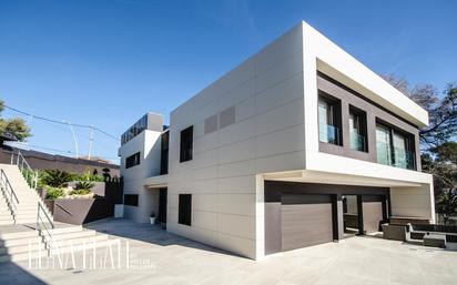 Vista exterior de Casa o xalet en venda en Castelldefels amb Calefacció, Jardí privat i Piscina