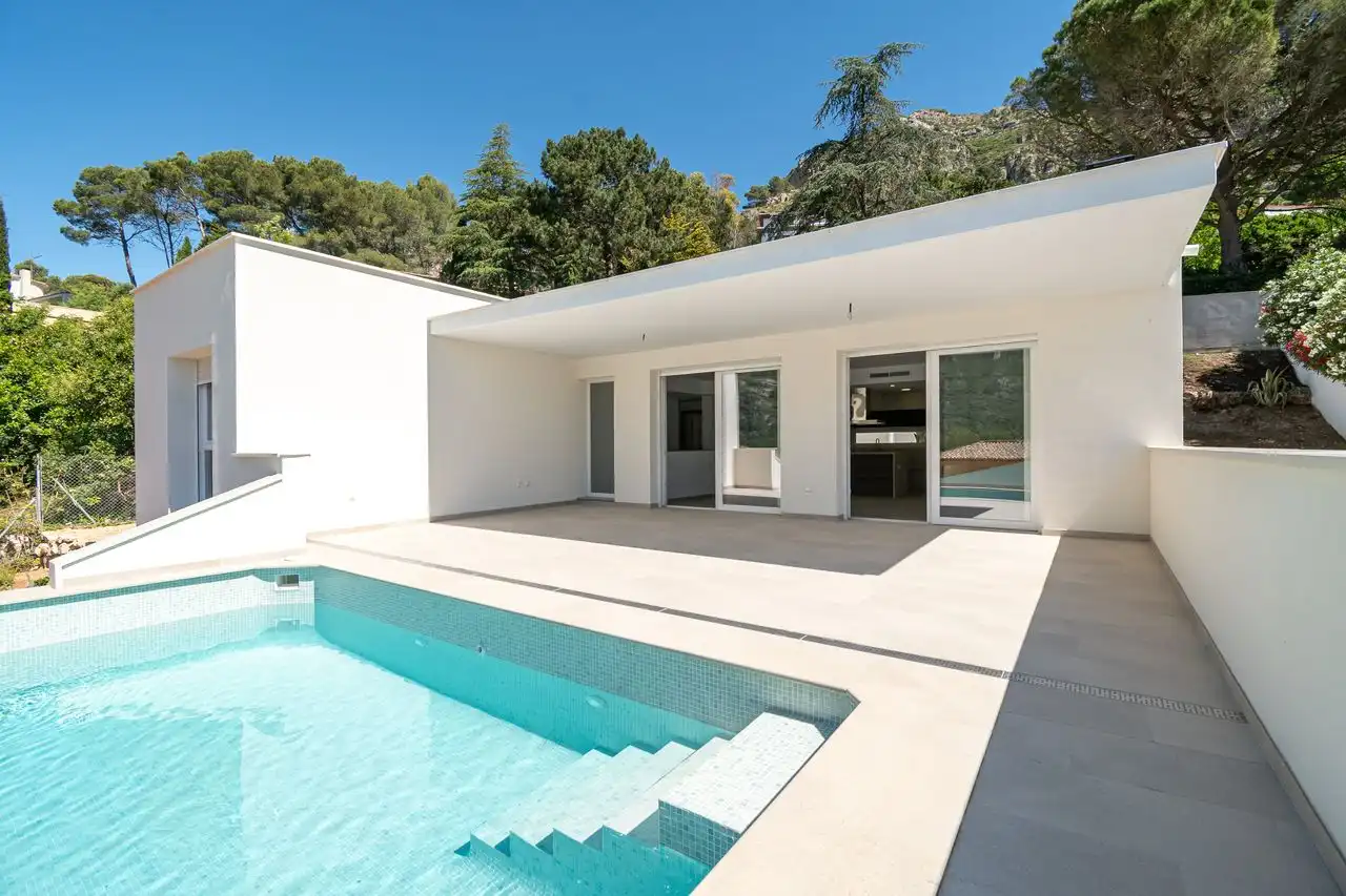 Detached house with pool for sale in Carrer del Forat