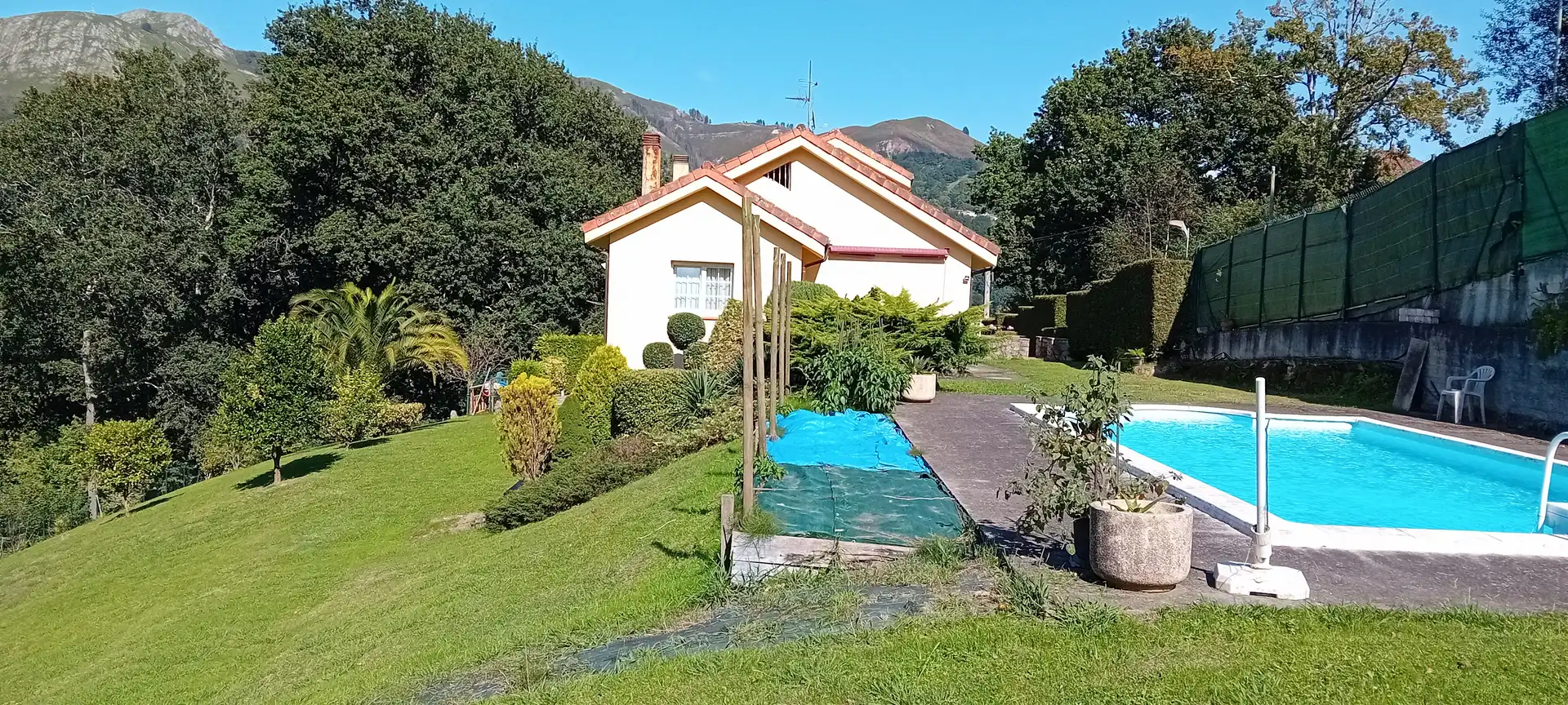 Vista exterior de Casa o xalet en venda en Parres amb Calefacció, Jardí privat i Parquet