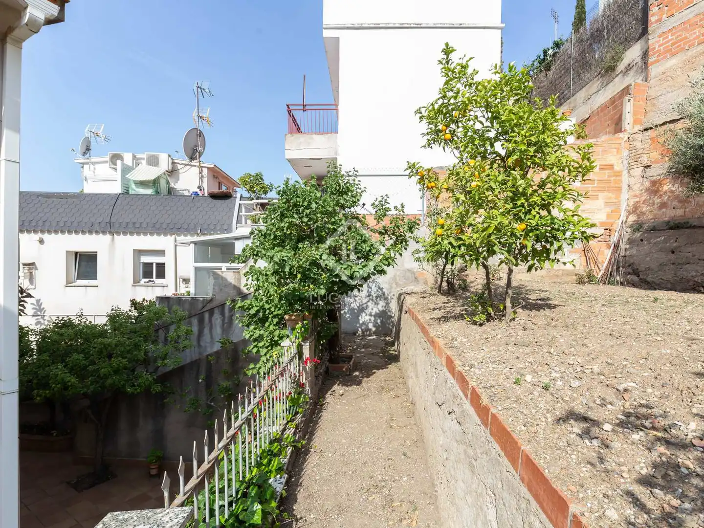 Vista exterior de Casa o xalet en venda en Esplugues de Llobregat amb Calefacció, Jardí privat i Terrassa
