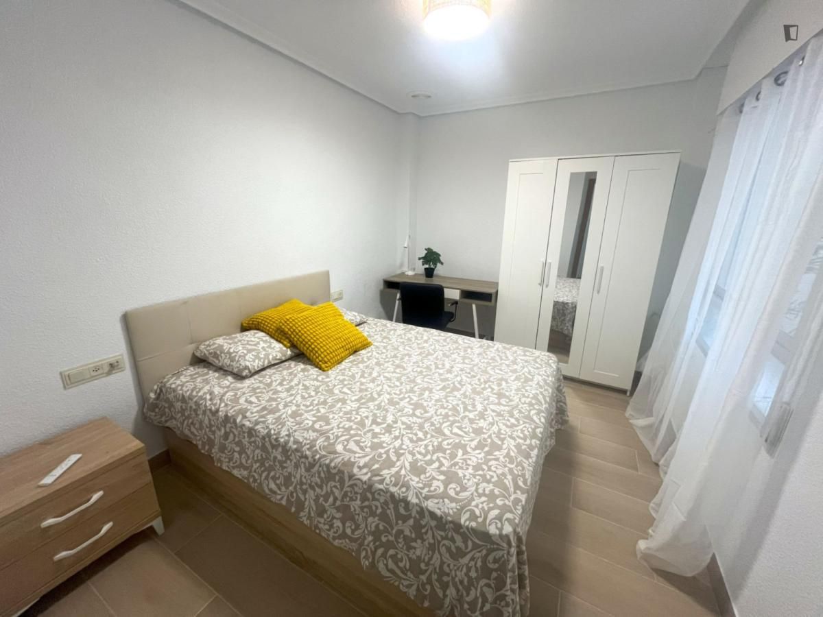 Dormitori de Apartament per a compartir en Elche / Elx amb Moblat, Forn i Microones