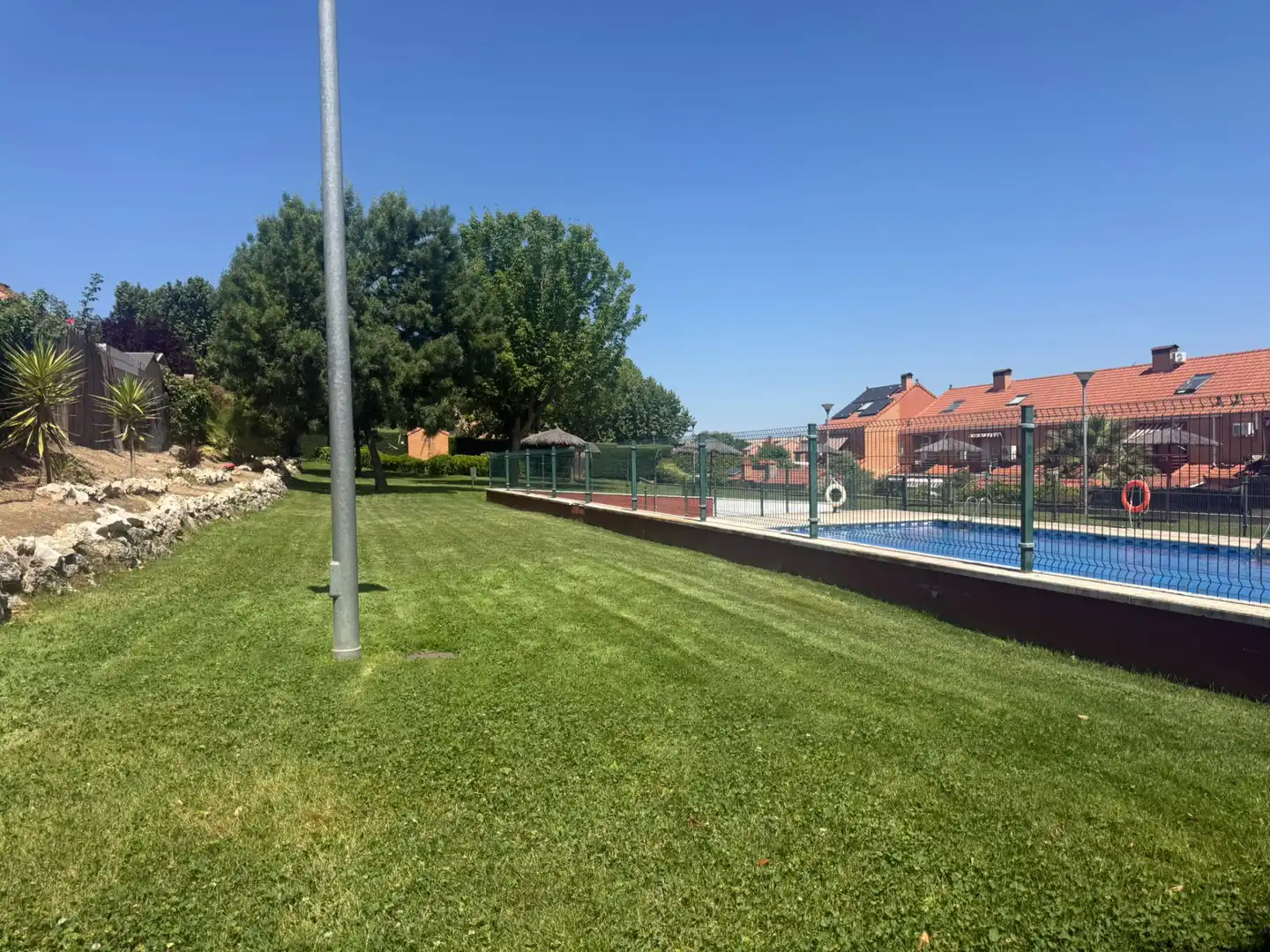 Piscina de Casa adosada en venda en Móstoles amb Aire condicionat, Calefacció i Jardí privat