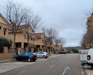 Vista exterior de Casa adosada en venda en Cuenca Capital amb Calefacció, Jardí privat i Parquet