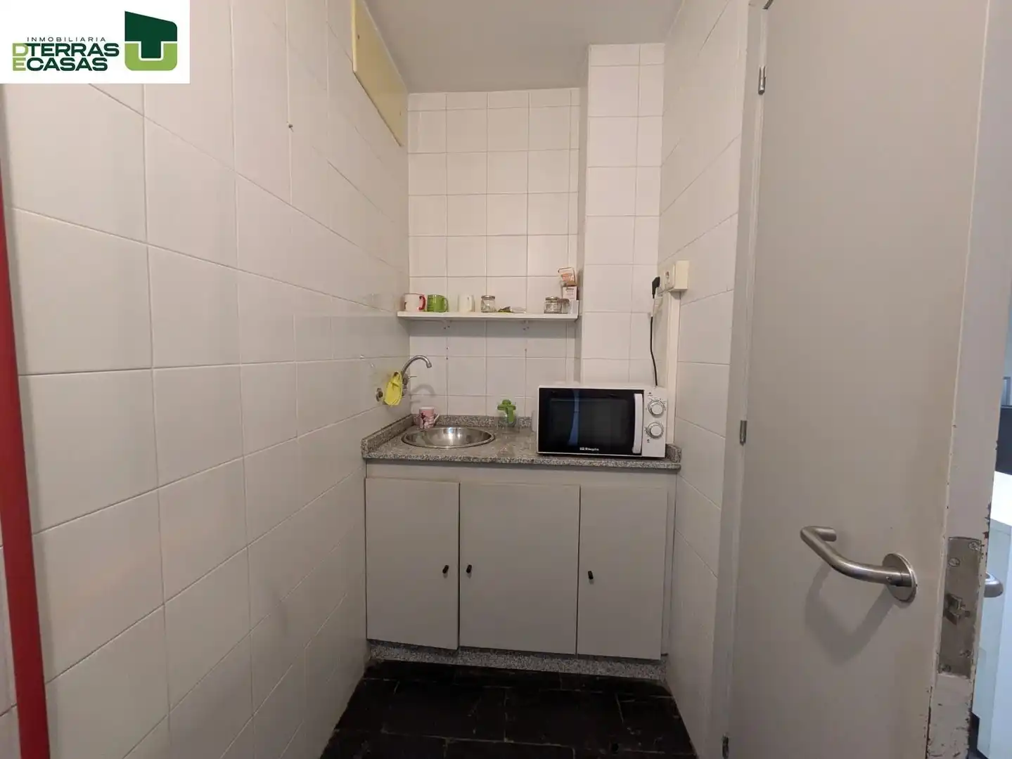 Cuina de Oficina de lloguer en Pontevedra Capital  amb Aire condicionat, Calefacció i Moblat