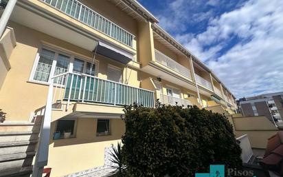 Vista exterior de Casa adosada en venda en Laredo amb Calefacció, Jardí privat i Parquet