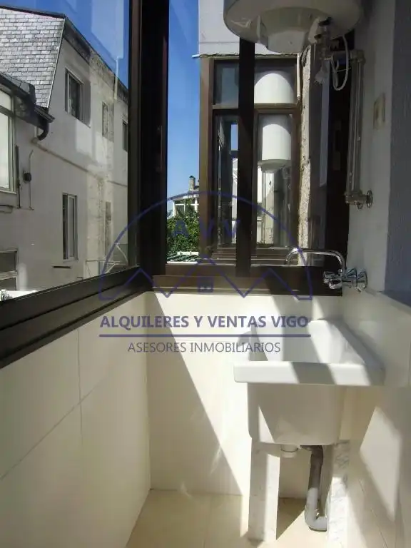Vista exterior de Piso de alquiler en Vigo  con Parquet