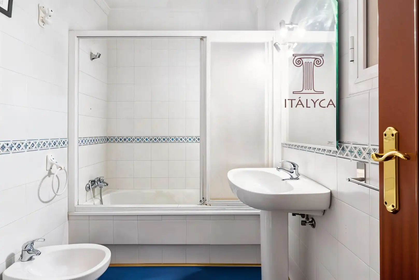 Baño de Casa adosada en venta en Tomares con Aire acondicionado, Terraza y Trastero
