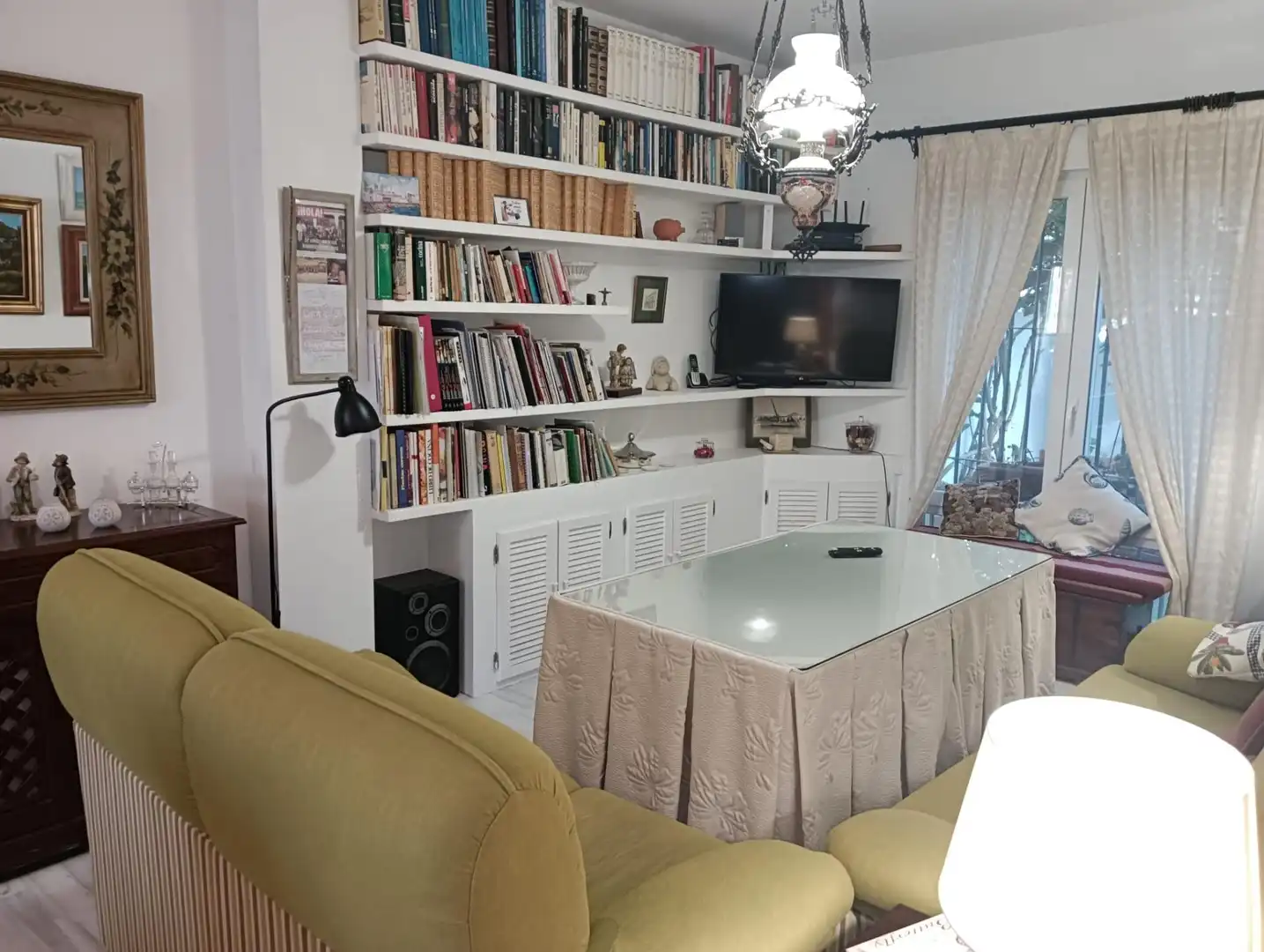 Sala d'estar de Casa adosada en venda en Puerto Real amb Aire condicionat, Jardí privat i Terrassa
