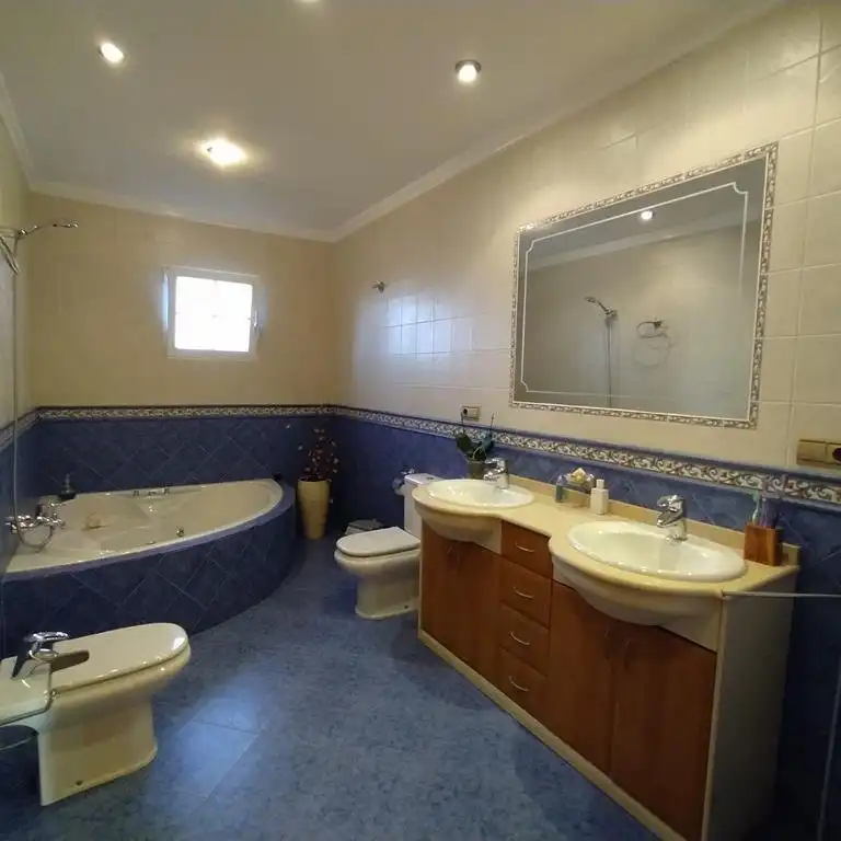 Bany de Casa o xalet en venda en Orihuela amb Aire condicionat, Jardí privat i Terrassa