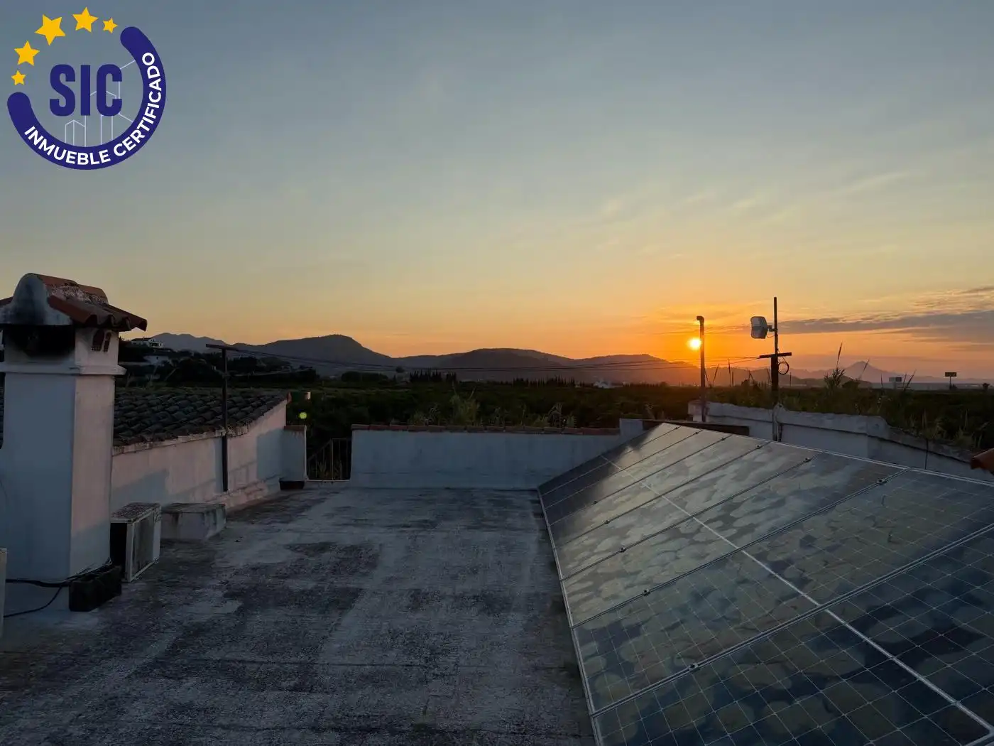 Vista exterior de Casa o xalet en venda en Oliva amb Aire condicionat, Jardí privat i Terrassa