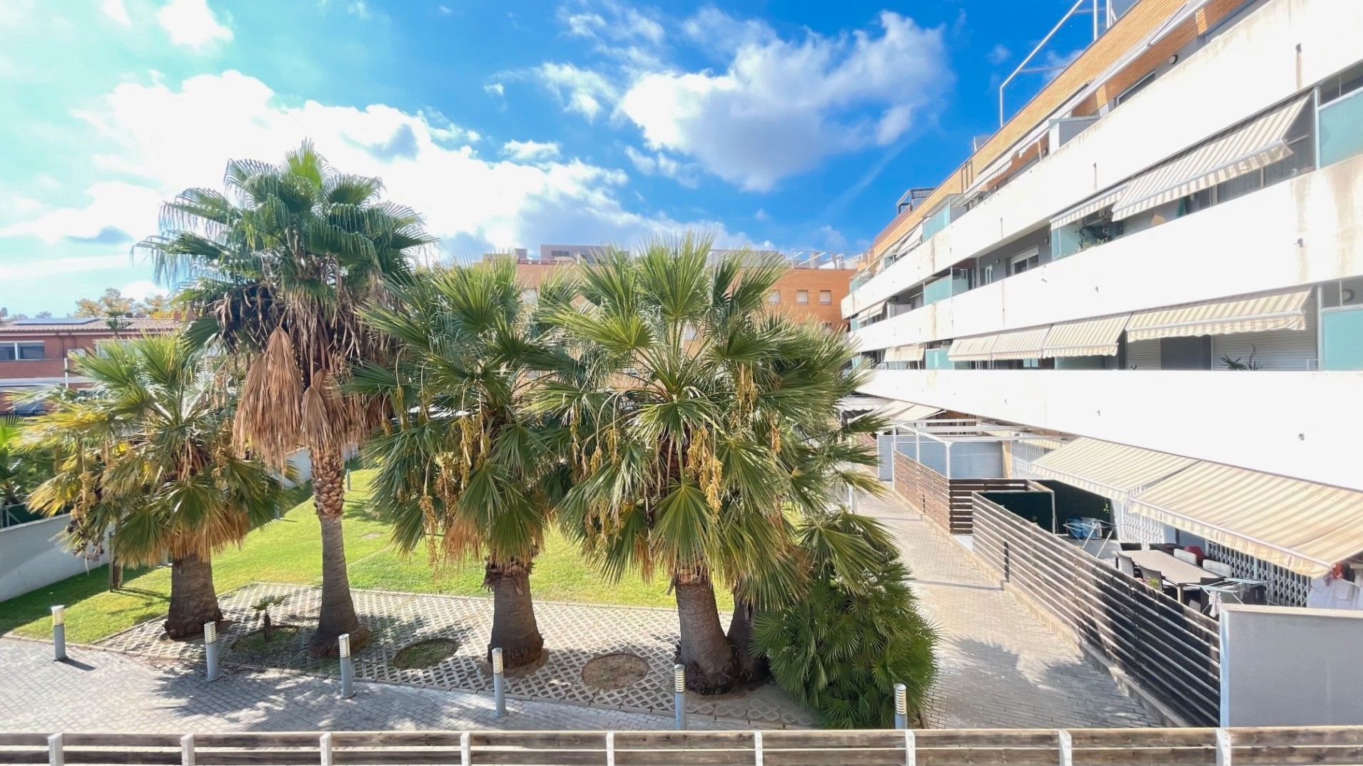 Vista exterior de Pis en venda en El Prat de Llobregat amb Aire condicionat, Calefacció i Parquet