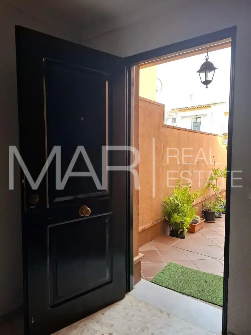 Vista exterior de Casa adosada en venta en Chiclana de la Frontera con Aire acondicionado y Balcón