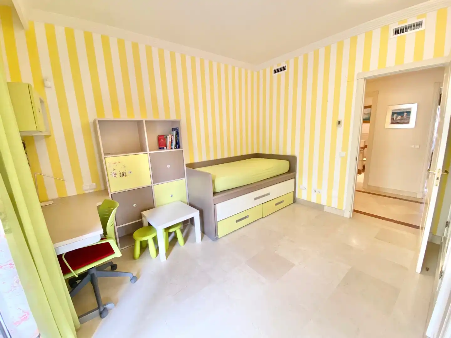 Schlafzimmer von Wohnungen zur Miete in Marbella mit Klimaanlage, Terrasse und Schwimmbad