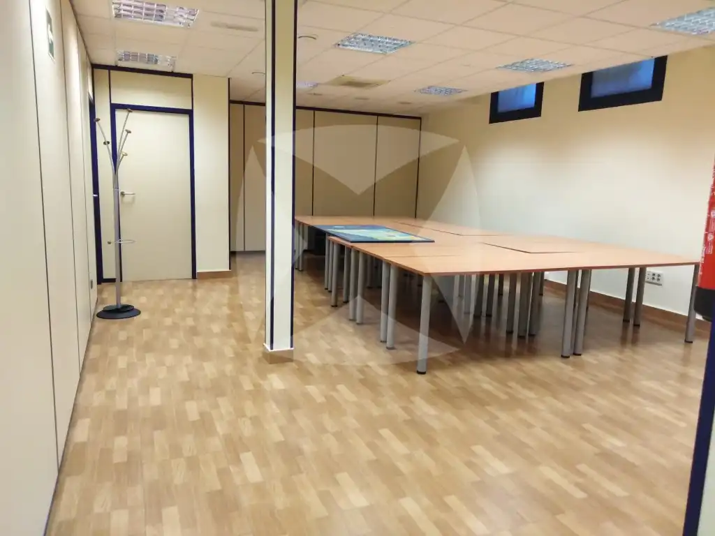 Office for rent in Badajoz  with Air Conditioner