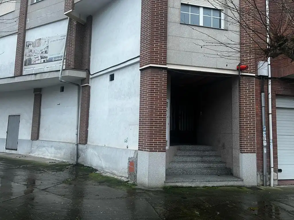 Vista exterior de Edificio en venta en Ponferrada