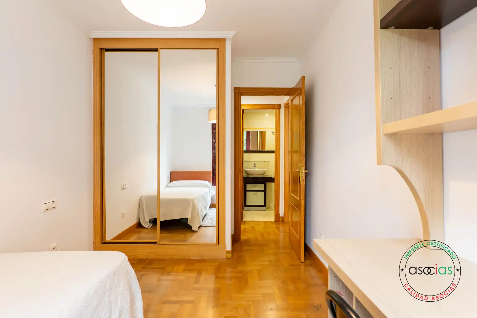 Dormitori de Pis en venda en Gijón  amb Calefacció, Parquet i Traster
