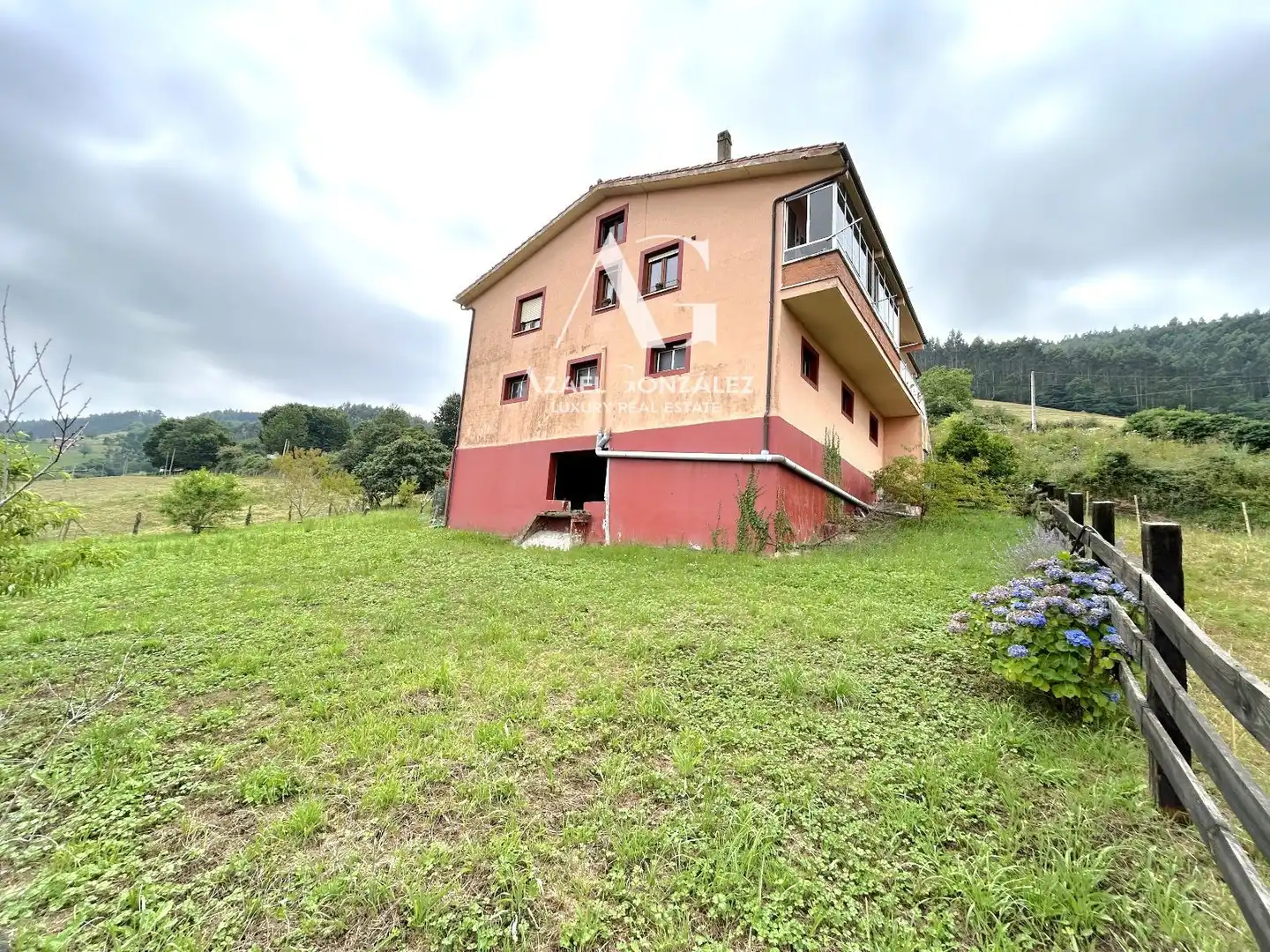 Vista exterior de Casa o xalet en venda en Torrelavega  amb Calefacció i Terrassa