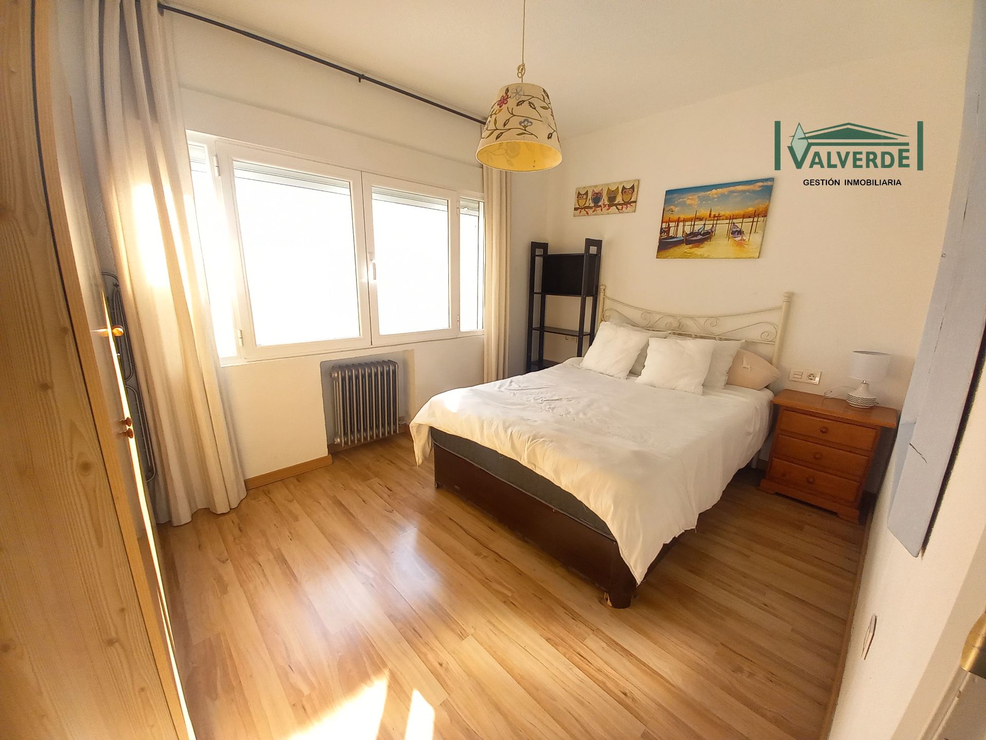 Habitación de Piso de alquiler en  Granada Capital con Aire acondicionado, Calefacción y Amueblado