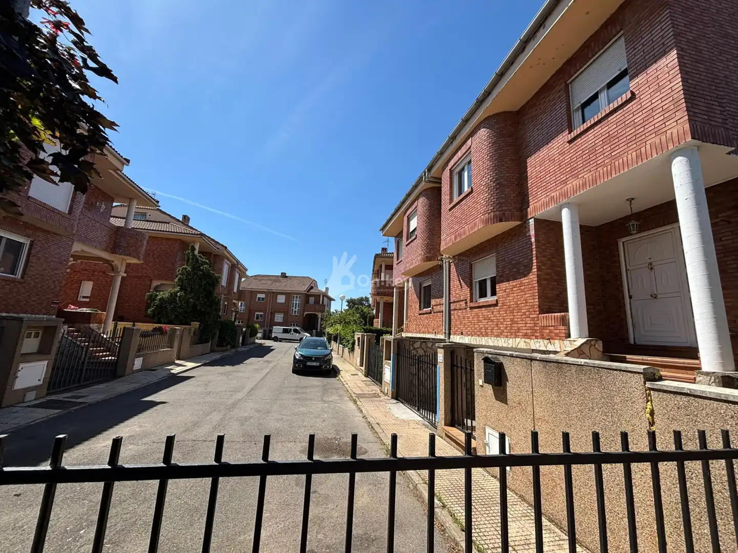 Exterior view of Houses for sale in Onzonilla  with Heating, Parquet flooring and Swimming Pool
