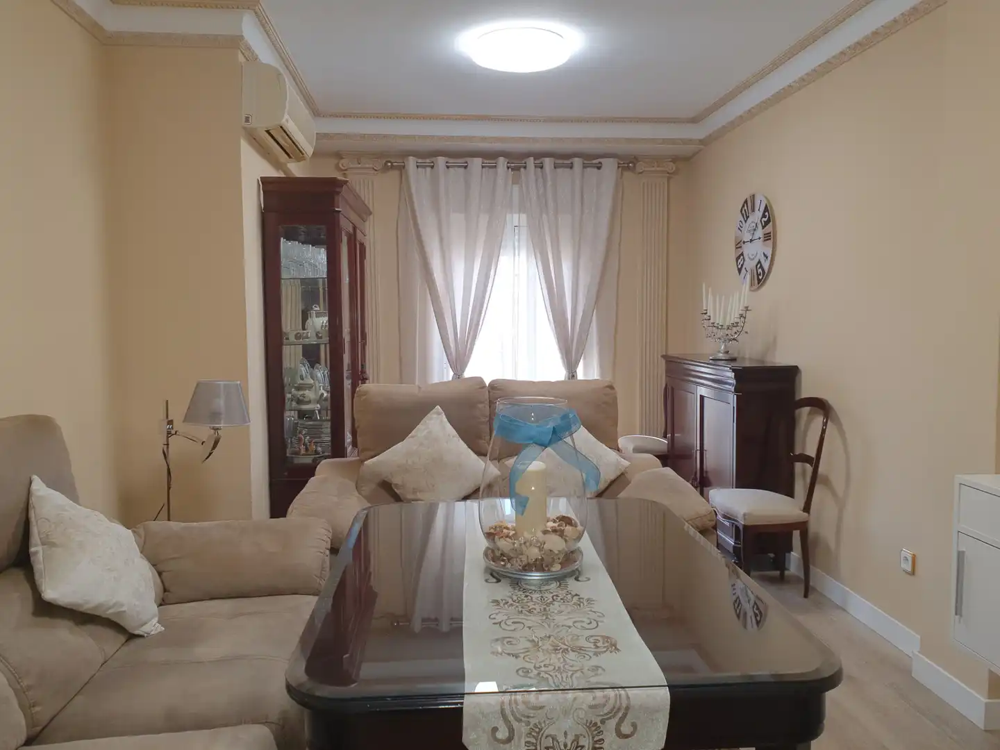 Sala d'estar de Pis de lloguer en Dos Hermanas amb Aire condicionat, Terrassa i Moblat