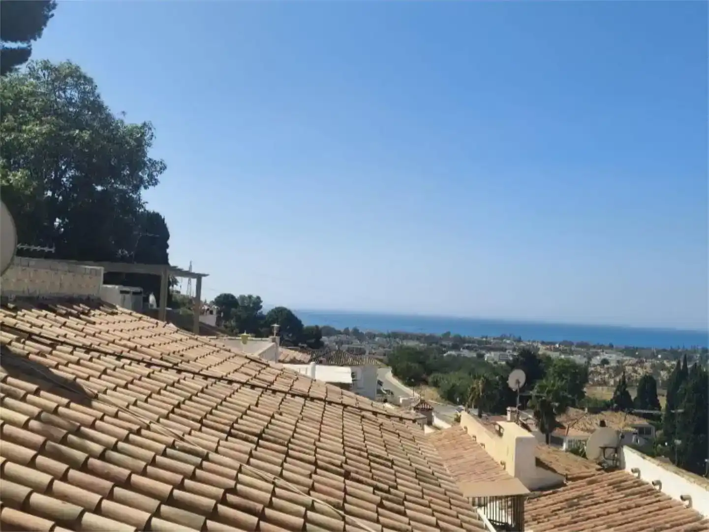 Vista exterior de Casa o xalet en venda en Marbella amb Aire condicionat