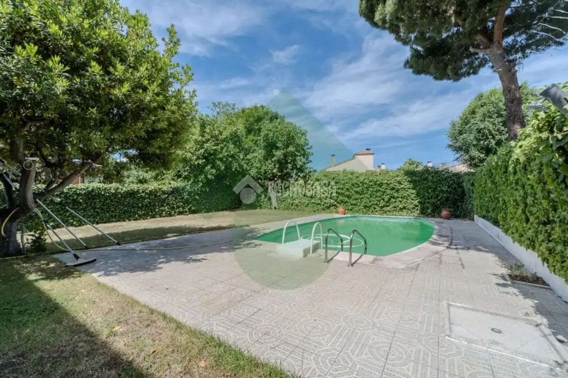 Piscina de Casa adosada en venda en Griñón amb Calefacció, Piscina i Moblat