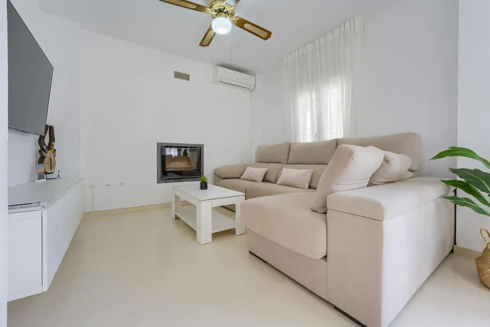 Sala d'estar de Casa adosada en venda en Espartinas amb Aire condicionat, Calefacció i Jardí privat