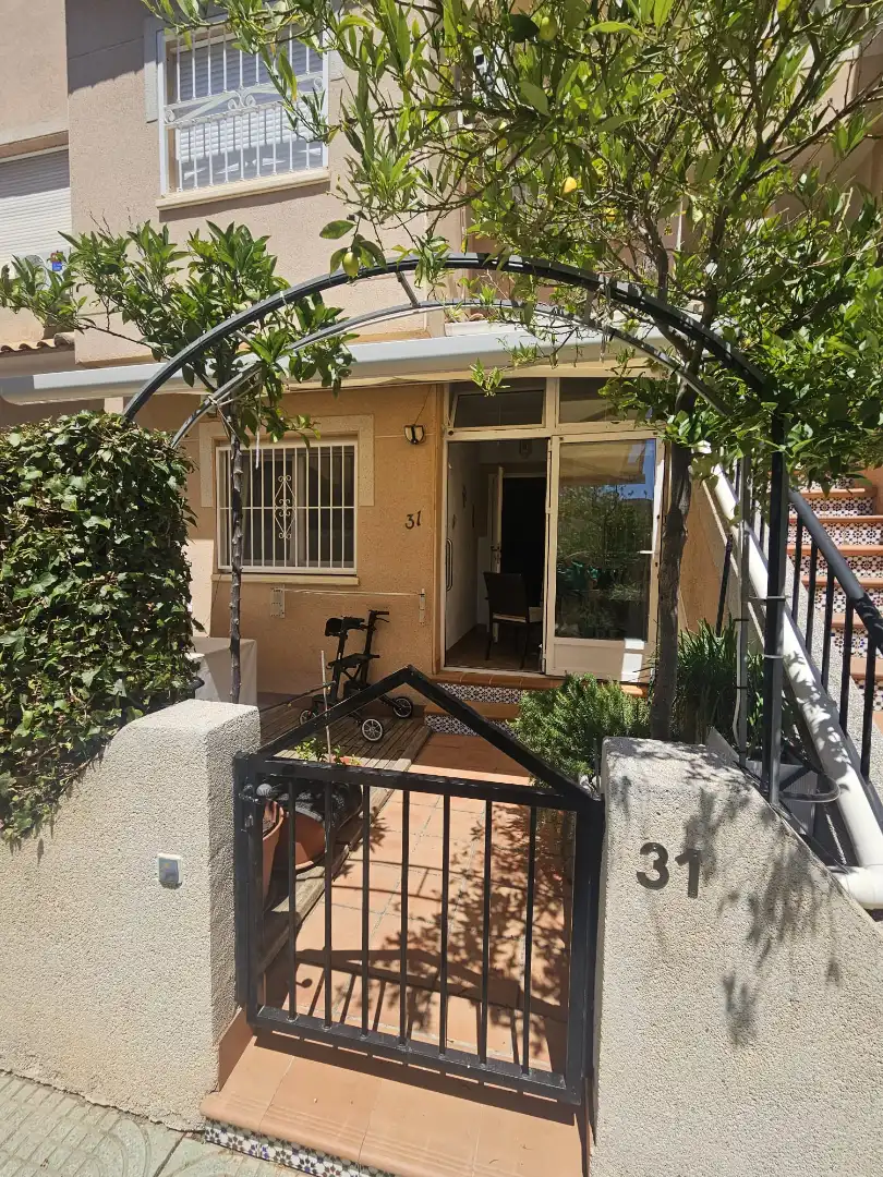 Vista exterior de Casa adosada en venta en Los Alcázares con Terraza, Amueblado y Horno