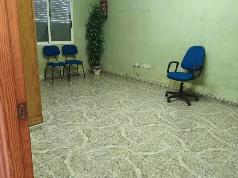 Büro zur Miete in Torrevieja mit Klimaanlage und Terrasse