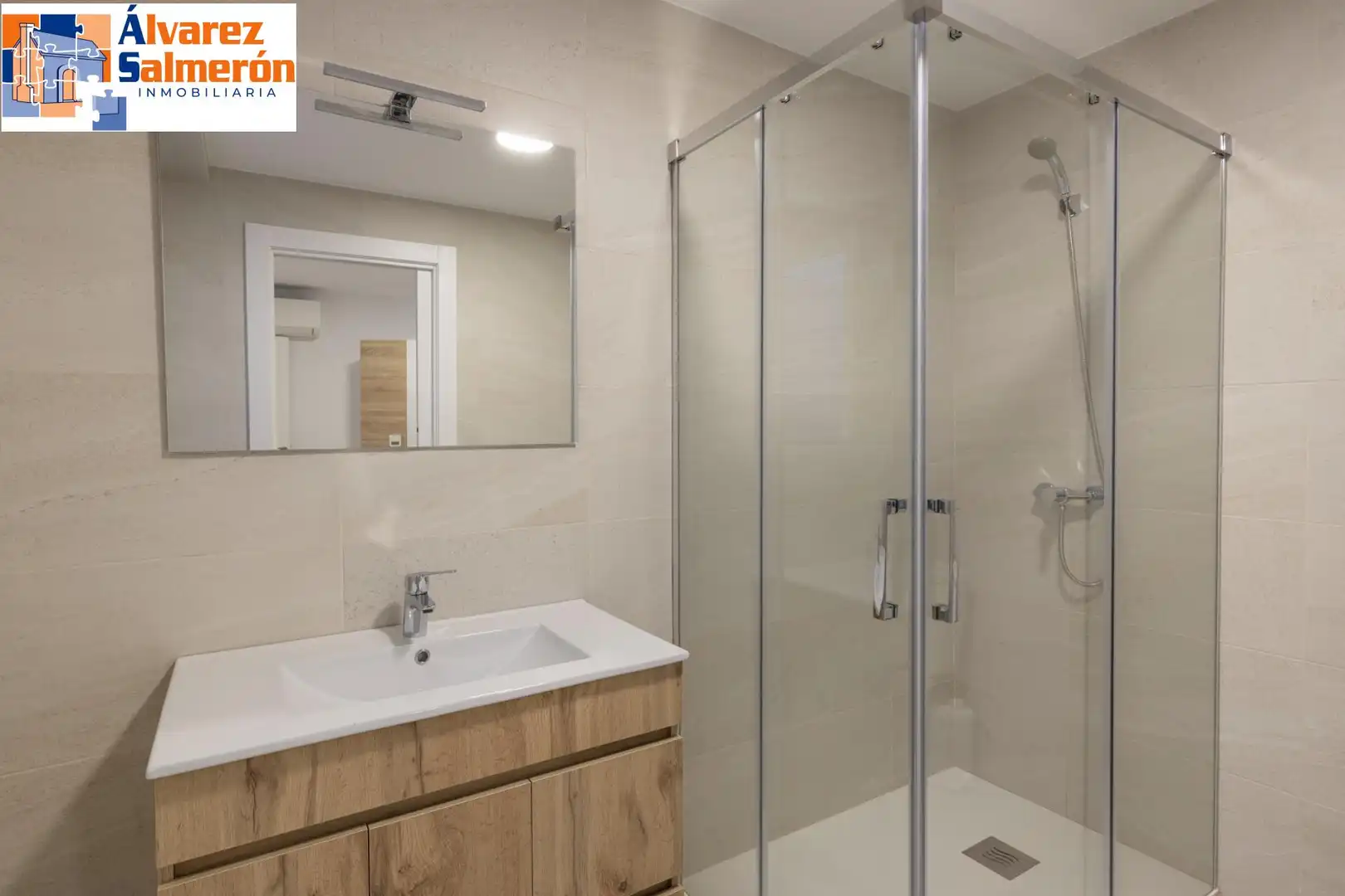 Bathroom of Flat for rent in Granada  with Air Conditioner and Furnished