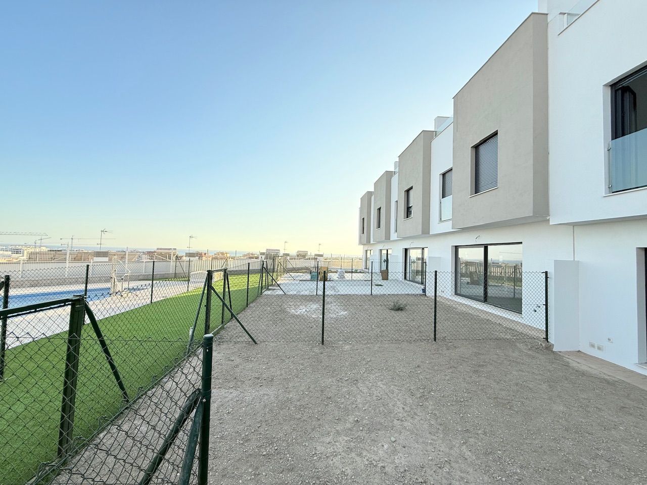 Exterior view of Single-family semi-detached for sale in Vélez-Málaga  with Air Conditioner, Private garden and Community pool
