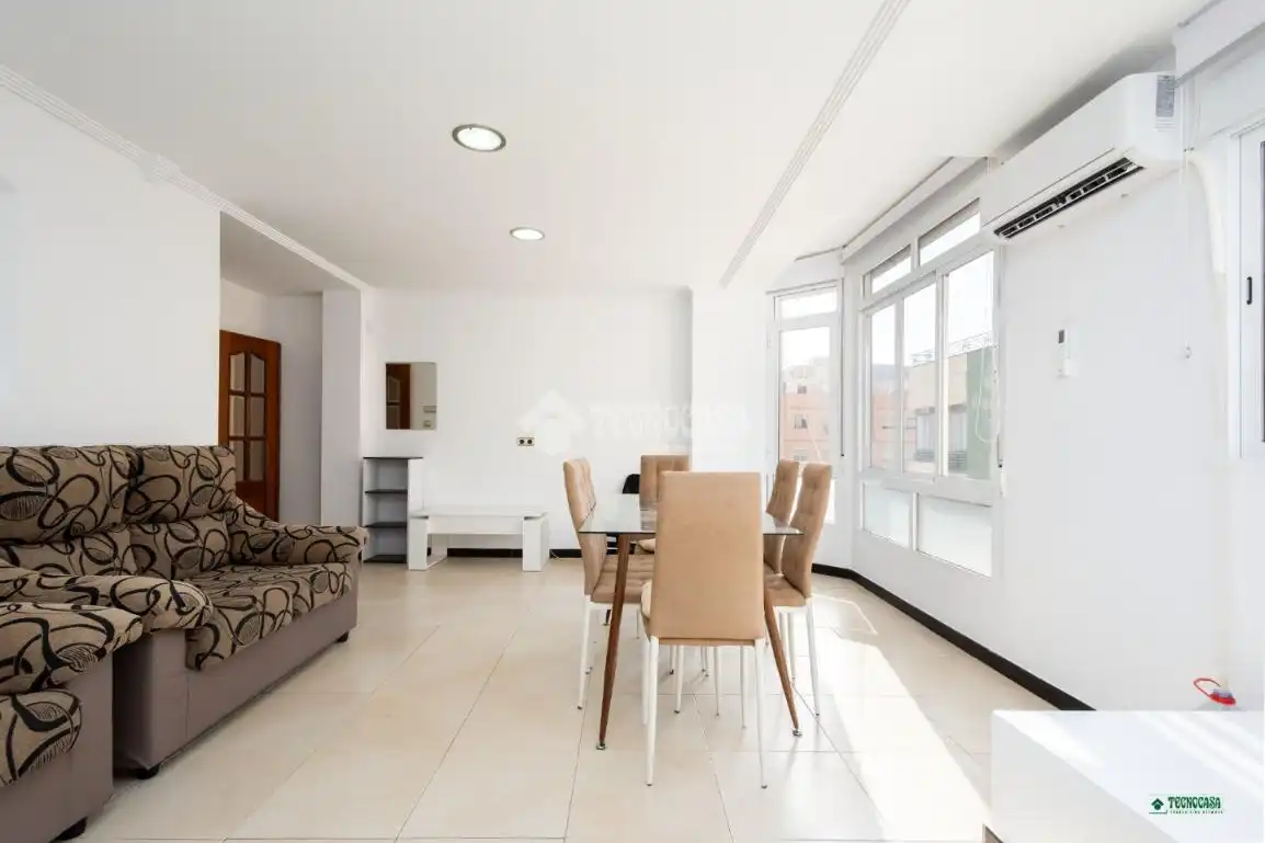 Sala de estar de Piso en venta en Almería con Calefacción y Balcón