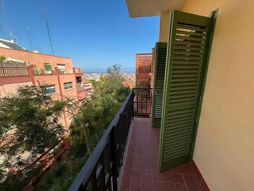 Flat with terrace for sale in Horta - Guinardó