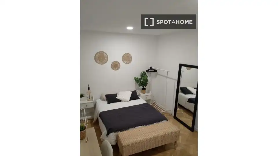 Bedroom of Flat for share in Madrid  with Air Conditioner, Heating and Furnished