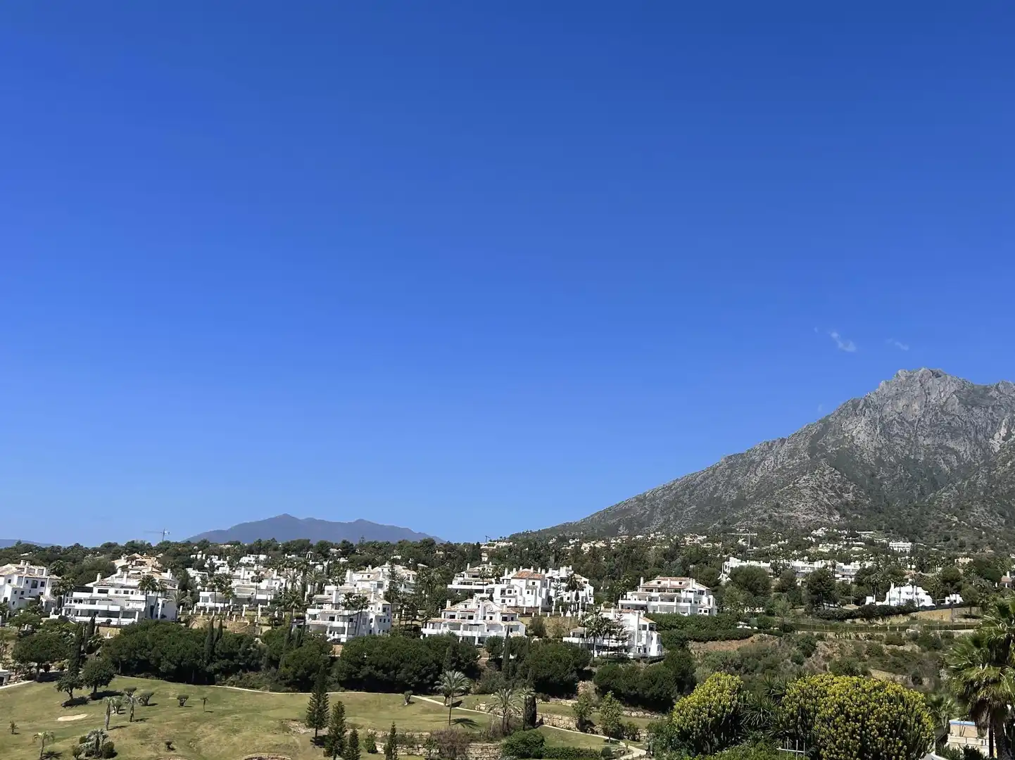 Vista exterior de Casa o xalet en venda en Marbella amb Aire condicionat, Calefacció i Jardí privat