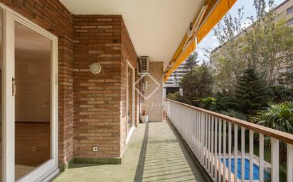 Exterior view of Flat for sale in  Barcelona Capital  with Air Conditioner, Terrace and Swimming Pool