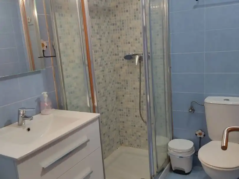 Baño de Apartamento de alquiler en El Ejido con Aire acondicionado, Calefacción y Terraza