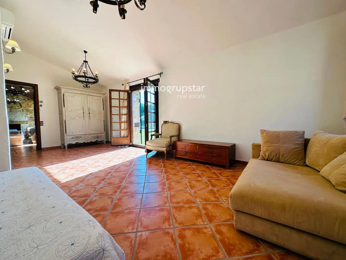 Sala de estar de Finca rústica en venta en Santa Cristina d'Aro con Terraza, Trastero y Piscina