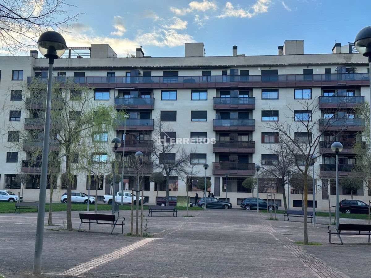 Vista exterior de Apartamento en venta en  Logroño con Calefacción, Parquet y Terraza