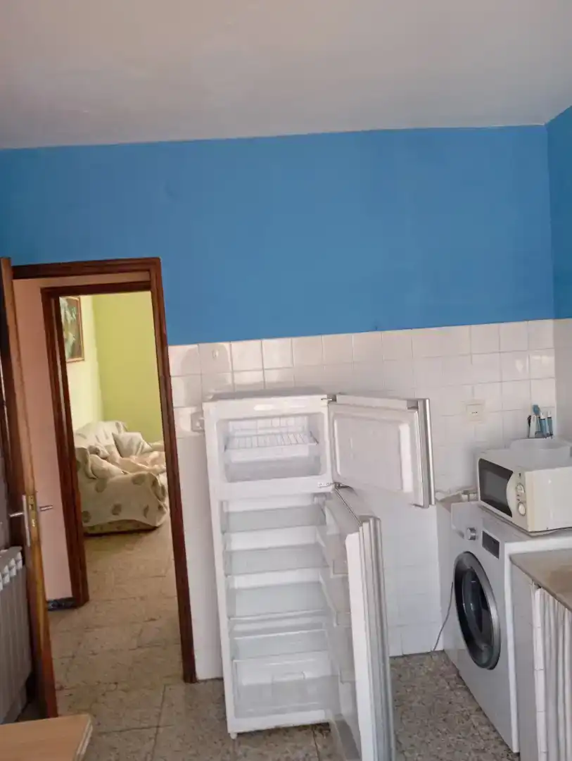 Küche von Wohnung zur Miete in Benavides mit Waschmaschine, Mikrowelle und Fernseher